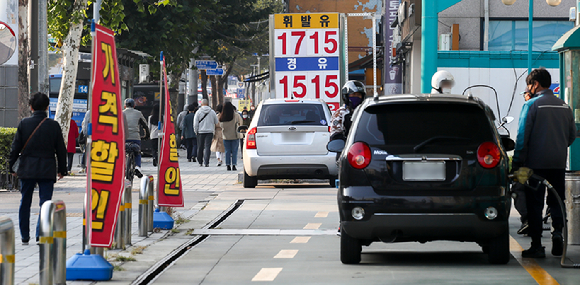 전국 주유소에서 판매하는 휘발유 평균 가격이 2014년 10월 넷째주 이후 7년 만에 최고치를 기록했다.사진은 서울시내 주요소의 모습. [사진=뉴시스]