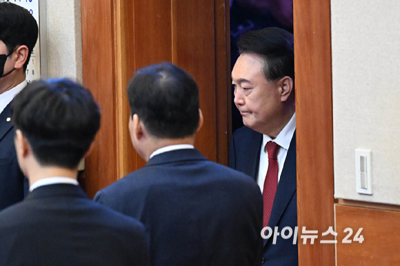 윤석열 대통령이 11일 서울 종로구 헌법재판소에서 열린 '윤석열 대통령 탄핵심판 7차 변론'에 출석하고 있다. [사진=사진공동취재단]