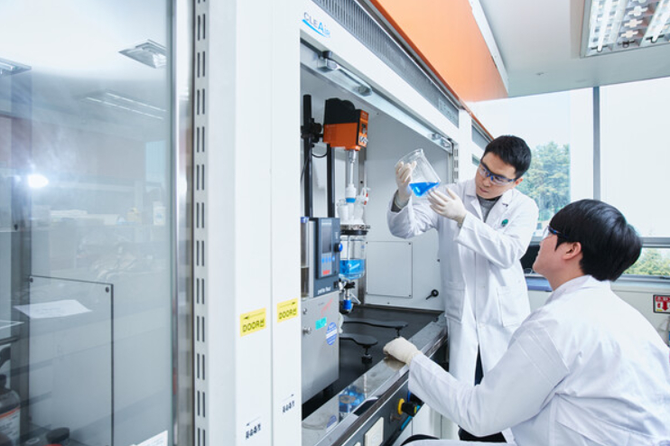 유한양행 연구원이 연구개발에 집중하고 있다. [사진=유한양행 제공]