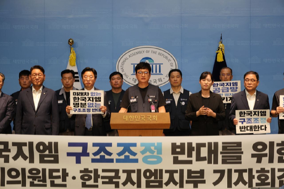 안규백 전국금속노동조합 한국GM 지부장이 지난 9일 서울 여의도 국회 소통관에서 진행한 기자회견에서 발언하고 있다. [사진=전국금속노조 한국GM 지부]