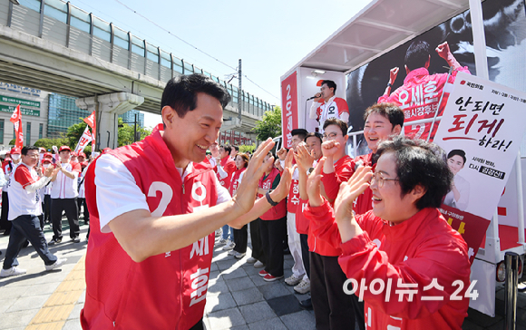 오세훈 국민의힘 서울시장 후보가 22일 서울 광진구 건대입구 롯데백화점 앞에서 지지자들과 인사를 하고 있다. [사진=곽영래 기자]