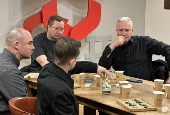 서울 중구 충무로에 위치한 샘표 맛 연구센터 '우리맛연구중심'을 방문한 알렉산더 헤르만 셰프(사진 기준 가장 오른쪽). [사진=샘표]