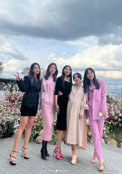 배우 엄지원이 현빈, 손예진의 결혼식장에 참석한 사진을 공개했다.  [사진=엄지원 인스타그램]