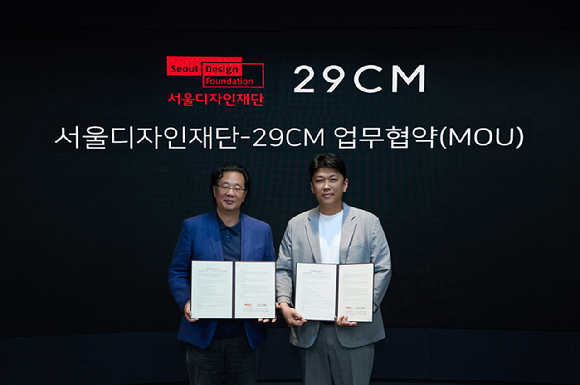 업무 협약식에서 기념 사진을 촬영하고 있는 박준영 29CM 커머스부문장(오른쪽)과 서울디자인재단 차강희 대표이사(왼쪽) [사진=29CM]
