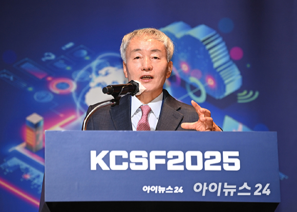 클라우드 기술 혁신의 현재와 미래를 점검하는 '대한민국 클라우드/SaaS 포럼 2025'(KCSF 2025)이 30일 서울 여의도 FKI타워 그랜드 볼룸에서 열렸다. 박동석 아이뉴스24 사장이 개회사를 하고 있다. [사진=곽영래 기자]