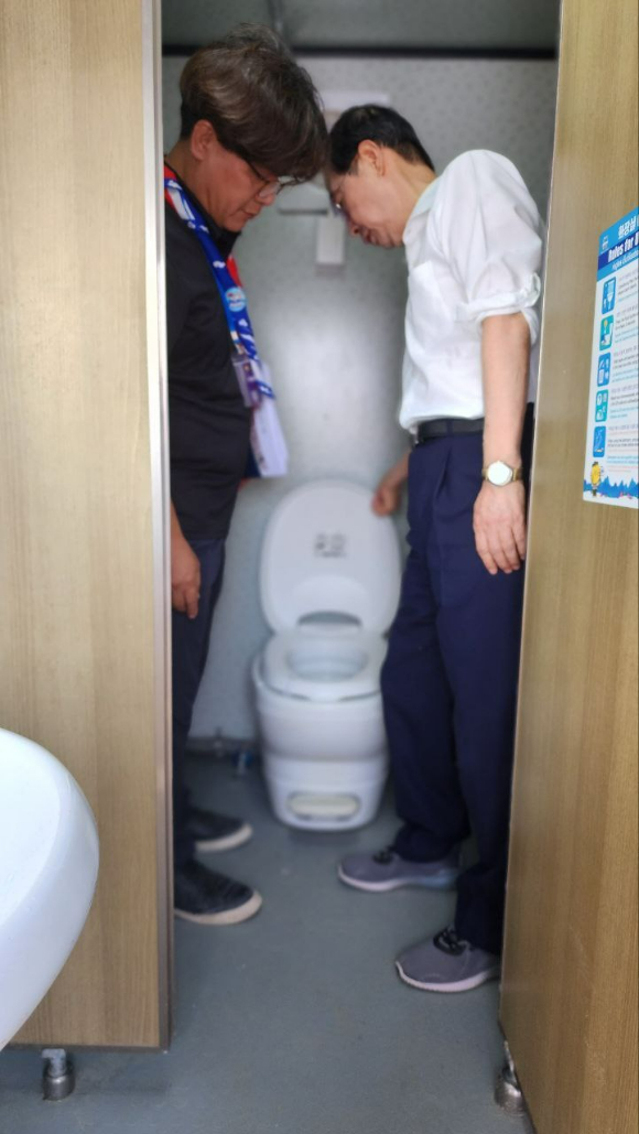 한덕수 국무총리가 지난 6일 전북 부안 2023 새만금 세계잼버리 현장을 방문한 가운데 화장실 시설을 점검하고 있다. [사진=총리실]
