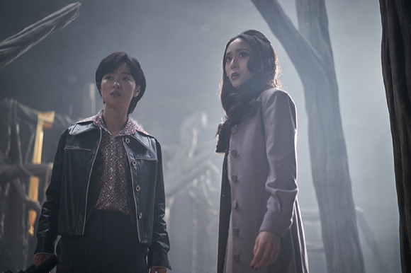 배우 전여빈과 정수정이 영화 '거미집'에서 연기 호흡을 맞추고 있다. [사진=바른손이앤에이]