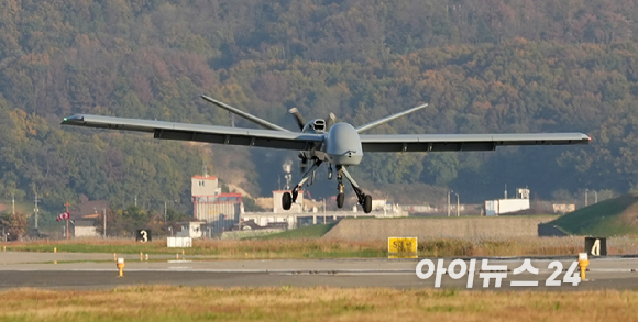 12일 포항 해상에 위치한 해군 독도함에서 실시된 '대형플랫폼 함정 무인기 운용 전투 실험' 에서 미국 제너럴 아토믹스(General Atomics)에서 개발 중인 고정익 무인기 모하비(Mojave)가  비행을 마치고 포항공항으로 착륙하고 있다. [사진=사진공동취재단]