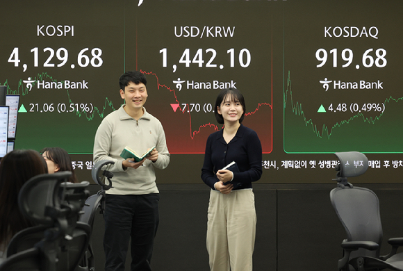 26일 서울 중구 하나은행 딜링룸에서 딜러들이 대화하고 있다. 2025.12.26 [사진=연합뉴스]