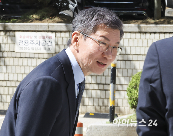 독점규제및공정거래법 위반 혐의를 받는 정몽규 HDC 회장이 4일 서울 서초구 서울중앙지방법원에서 열린 첫 공판을 마치고 법원을 나서고 있다. [사진=곽영래 기자]