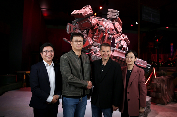 신더시티를 개발하는 배재현(가운데 왼쪽) 빅파이어 게임즈 대표와 제러미 홀렛(가운데 오른쪽) MS 애저 고객 신뢰 엔지니어링 총괄 부사장이 '지스타 2025' 현장에서 기념촬영을 하고 있다. [사진=엔씨소프트]