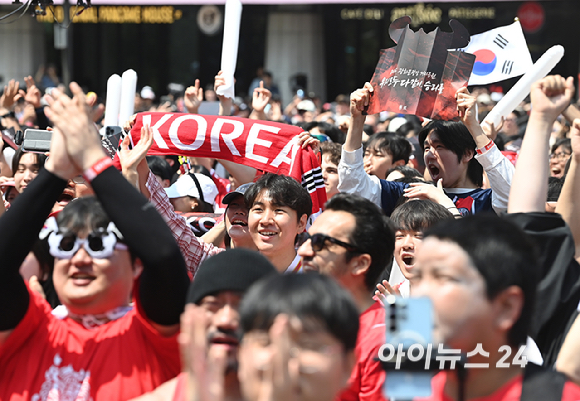 2026 북중미 월드컵 조별리그 대한민국과 체코의 첫 경기가 열리는 12일 서울 종로구 광화문광장에서 첫 승리를 기원하는 거리응원이 펼치고 있다. [사진=곽영래 기자]