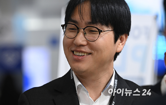 하정우 국가AI전략위원회 부위원장이 14일 서울 강남구 코엑스에서 열린 '제28회 반도체대전'(SEDEX 2026)에서 취재진의 질문에 답변하고 있다. [사진=곽영래 기자]