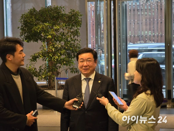 이찬희 삼성 준법감시위원회 위원장이 20일 오후 서울 서초구 삼성생명 서초 사옥에서 열린 준감위 3기 첫 정례회의에 앞서 취재진의 질문에 답하고 있다. [사진=권용삼 기자]