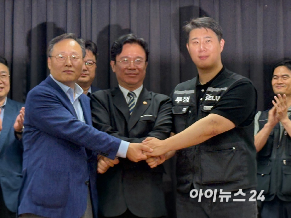 여명구 삼성전자 부사장(왼쪽부터), 김영훈 고용노동부 장관, 최승호 초기업노조 삼성전자 지부 위원장이 20일 수원 경기고용노동청에서 열린 성과급 제도 개편 관련 합의에 이른 후 악수를 하고 있다. [사진=권서아 기자]