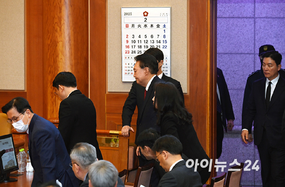 윤석열 대통령이 6일 서울 종로구 헌법재판소 대심판정에서 열린 탄핵 심판 6차 변론에 출석하고 있다. [사진=사진공동취재단]