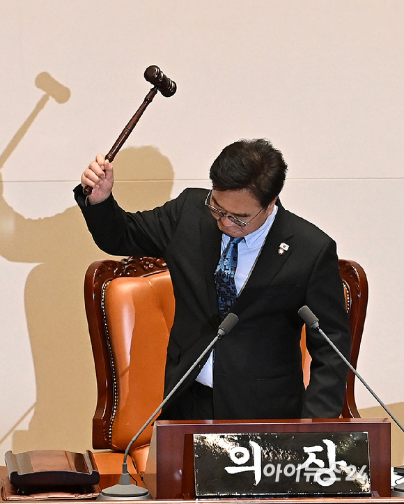 우원식 국회의장은 8일 서울 여의도 국회에서 열린 본회의에서 국민의힘이 헌법 개정안에 대해 무제한토론(필리버스터)를 신청하자 헌법 개정안을 본회의에 상정하지 않고 산회를 선언하고 있다. [사진=곽영래 기자]