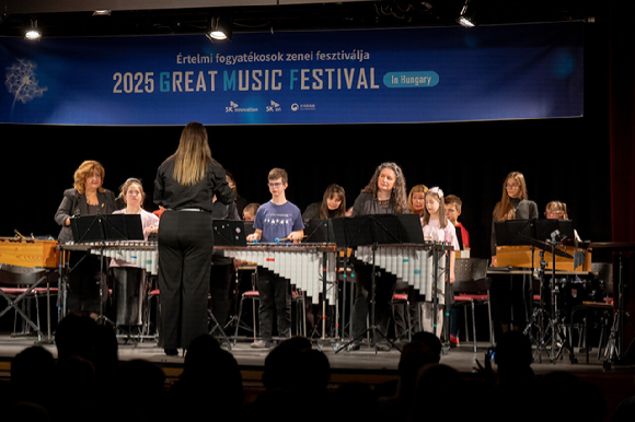 8일(현지시간) 헝가리 부다페스트 어러니티즈 문화센터에서 열린 제2회 ‘GMF in Hungary’에서 헝가리 발달장애인 음악협회 소속 오케스트라 ‘파라필리크(Parapillék)’가 공연을 선보이고 있다. [사진=SK온]