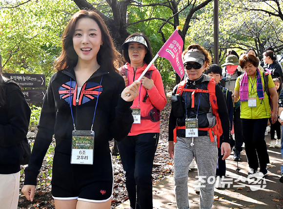 배우 고우리가 19일 서울 종로구 부암동 백사실 계곡에서 진행된 '스타 고우리와 함께 하는 제10회 희망찾기 등산·트레킹 교실'에서 트레킹을 하고 있다. [사진=곽영래 기자]