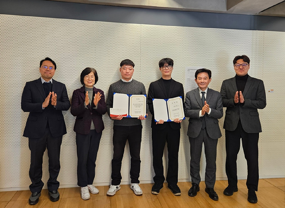 지난 5일 '2025년 준법실천 우수자'로 선정된 이수민 남양유업 부산센터 과장(왼쪽에서 세번째), '2026년 준법지원실천담당자' 대표로 임명장을 받은 장종진 남양유업 브랜드팀 과장(오른쪽에서 세번째) 등이 기념 촬영을 하고 있다. [사진=남양유업]