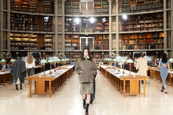 지난 9일(현지 시간) 프랑스 리슐리외 국립도서관에서 열린 타임 2026 FW 프레젠테이션에서 모델들이 런웨이를 마치고 피날레 무대를 장식하고 있는 모습. [사진=현대백화점그룹]