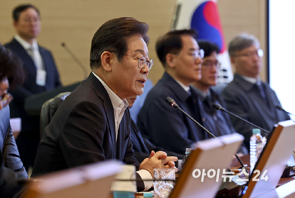 이재명 더불어민주당 대선경선후보가 17일 오전 대전 유성구 국방과학연구소를 방문, 현장간담회에서 발언하고 있다. [사진=국회사진취재단]