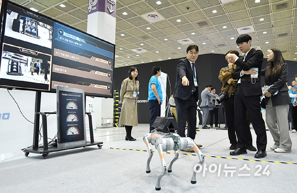 22일 서울 강남구 코엑스에서 열린 2026 월드IT쇼에서 마음AI 부스에서 시연을 하고 있다. [사진=곽영래 기자]