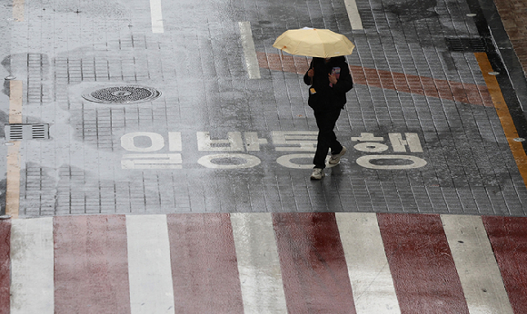 비가 내리는 대구 중구 동성로에서 한 시민이 우산을 쓰고 이동하고 있다. [사진=뉴시스]