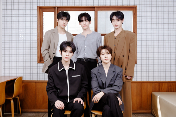 그룹 제로베이스원이 최근 서울 모처에서 진행된 미니 6집 '어센드-' 발매 기념 인터뷰에서 포즈를 취하고 있다. [사진=웨이크원]