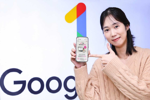 LG유플러스 직원이 구글 AI 프로를 소개하고 있는 모습. [사진=LGU+]