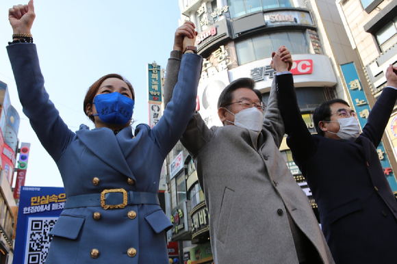 이재명 더불어민주당 대선후보와 임오경 민주당 의원이 지난 26일 경기 광명시 철산 로데오거리서 함께 손을 맞잡고 만세 포즈를 취하고 있다. [사진=임오경 의원실]