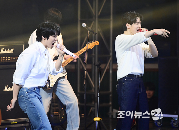밴드 엔플라잉 유회승과 이승협이 21일 오후 서울 송파구 잠실학생체육관에서 열린 '2026 JOY콘서트 - 보이스 오브 스프링(Voice of spring)'에서 멋진 무대를 선보이고 있다. [사진=정소희 기자]