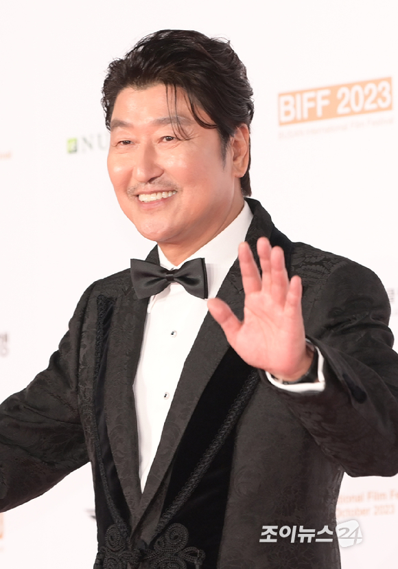 배우 주윤발이 4일 오후 부산 영화의전당에서 진행된 제28회 부산국제영화제(BIFF) 개막식에 참석해 레드카펫을 밟고 있다. [사진=정소희 기자]