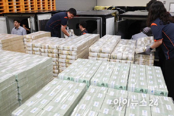 30일 서울 중구 한국은행 화폐수납장에서 관계자들이 추석 화폐 공급을 하고 있다. [사진=사진공동취재단]