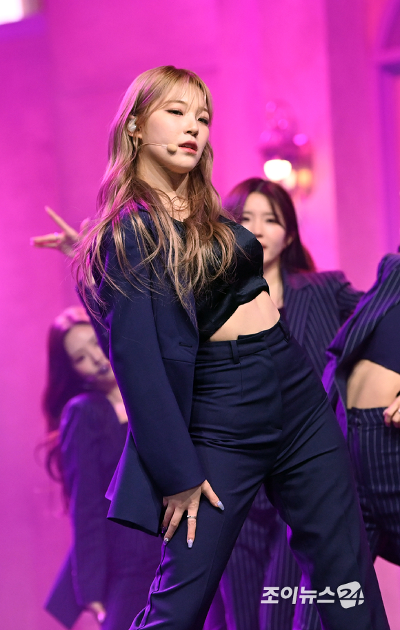 그룹 프로미스나인 백지헌이 17일 오후 서울 용산구 한남동 블루스퀘어에서 열린 프로미스나인(fromis_9) 미니 4집 앨범 'Midnight Guest'(미드나잇 게스트)' 쇼케이스에 참석해 수록곡 'Escape Room' 무대를 선보이고 있다. [사진=정소희 기자]