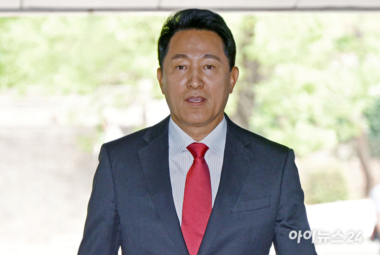 여론조사비 대납 의혹으로 기소된 오세훈 서울시장이 17일 서울 서초구 서울중앙지방법원에서 열린 결심공판에 출석하고 있다. [사진=사진공동취재단 ]