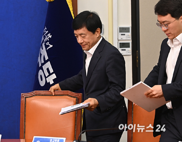 이성윤 더불어민주당 최고위원이 10일 서울 여의도 국회에서 열린 최고위원회의에 참석하고 있다. [사진=곽영래 기자]