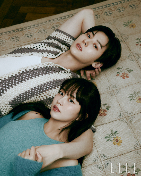 배우 김소현과 황민현이 화보 촬영에서 포즈를 취하고 있다. [사진=엘르 코리아]