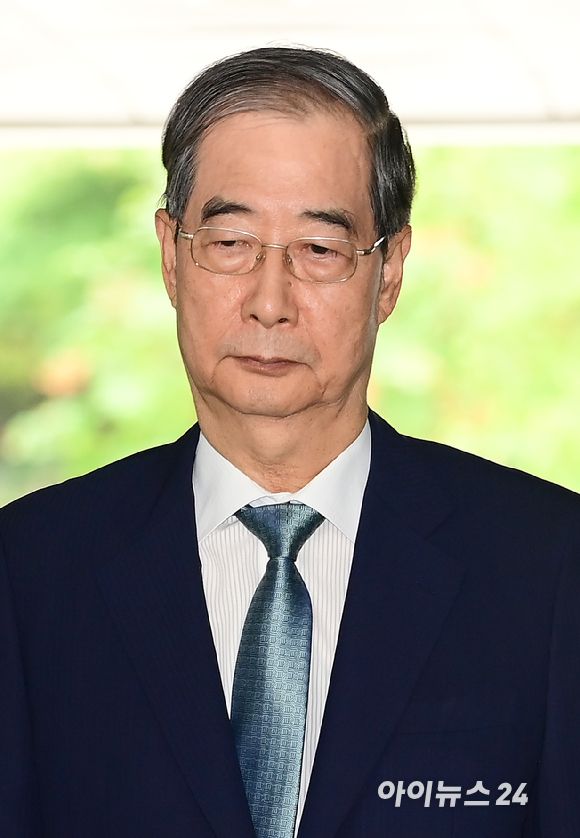한덕수 전 국무총리가 27일 오후 서울중앙지법에 내란 우두머리 방조, 위증, 허위공문서 작성 등의 혐의로 구속 전 피의자 심문(영장실질심사)을 받기 위해 출석하고 있다. [사진=정소희 기자]