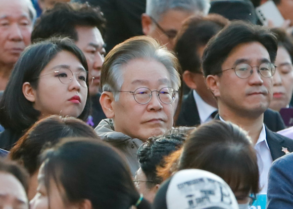 이재명 더불어민주당 대표가 29일 서울 중구 서울광장에서 열린 10.29 이태원 참사 1주기 시민추모대회에 참석해 있다. [사진=뉴시스]