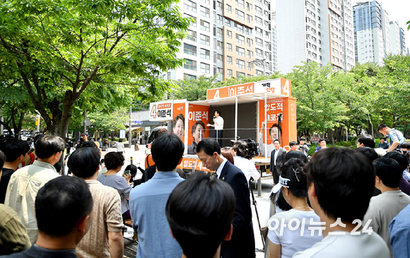 이준석 개혁신당 대선 후보가 30일 오후 서울 마포구 경의선 숲길에서 유세를 하고 있다. [사진=곽영래 기자]