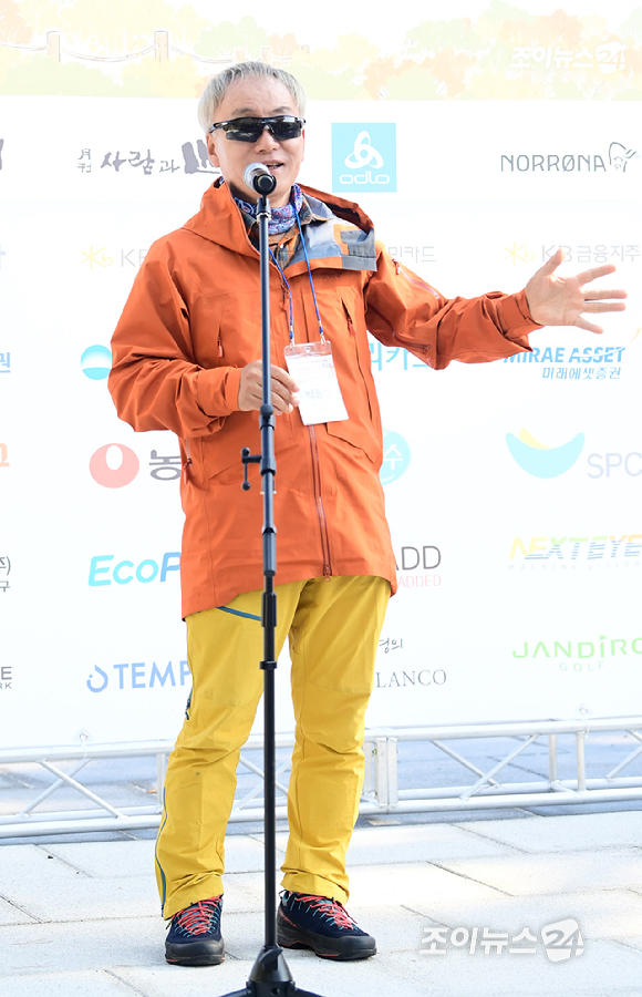 박동석 조이뉴스24 사장이 17일 서울 우이동 만남의광장에서 진행된 '스타 더윈드와 함께 하는 팬트레킹-제14회 희망찾기 등산&middot;트레킹 교실' 개막식에서 개회사를 하고 있다. [사진=정소희 기자]