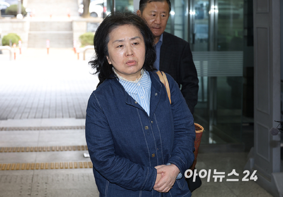 김영선 전 국회의원이 1일 서울 서초구 서울중앙지법에서 열린 오세훈 서울시장의 여론조사 대납 의혹 사건 1심 속행 공판에 증인으로 출석하고 있다. [사진=사진공동취재단]