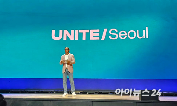 매튜 브롬버그(Matthew Bromberg) 유니티 사장 겸 CEO가 21일 열린 유나이트 서울 2026에서 기조연설을 하고 있다. [사진=곽민구 기자]