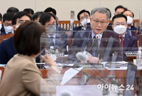 안종주 한국산업안전보건공단 이사장이 17일 서울 여의도 국회에서 열린 환경노동위원회의 근로복지공단, 한국산업안전보건공단, 한국산업인력공단 등에 대한 국정감사에서 의원 질의에 답하고 있다. [사진=김성진 기자]