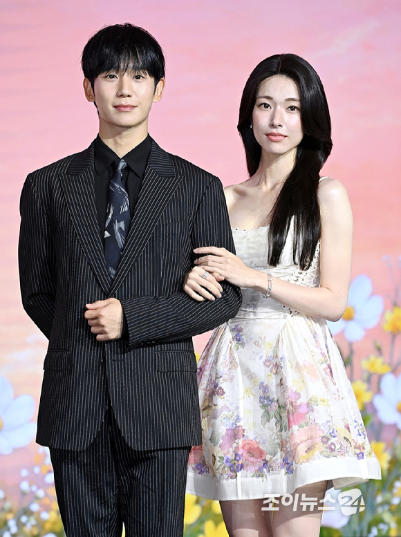 배우 정해인, 하영이 5일 서울 마포 호텔 나루 서울에서 열린 넷플릭스 시리즈 '이런 엿같은 사랑' 제작발표회에서 포토타임을 갖고 있다. [사진=곽영래 기자]