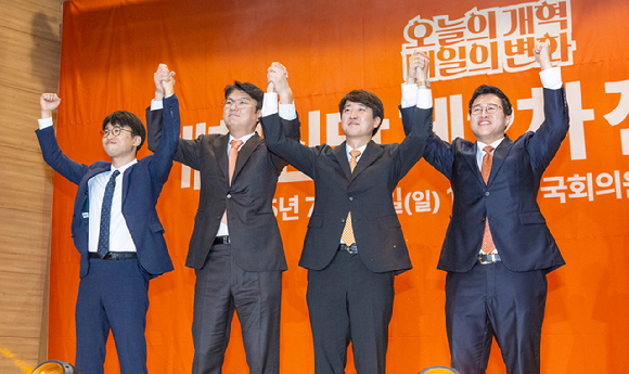 개혁신당 당 대표 선거에서 98% 지지율로 당 대표에 선출된 이준석 의원이 27일 국회의원회관 대회의실에서 열린 개혁신당 제2차 전당대회에서 신임 최고위원들과 손을 들어 인사하고 있다. (왼쪽부터) 주이삭, 김정철 최고위원, 이 대표, 김성열 최고위원. 2025.7.27 [사진=연합뉴스]