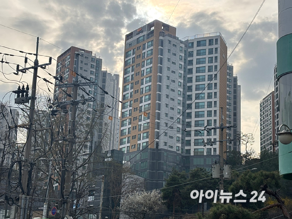 금호역 1번출구를 나오자마자 보이는 금호두산종합상가를 통하면 '금호두산 아파트'로 바로 들어갈 수 있다. 단지 상가내에는 홈플러스 익스프레스&middot;카페&middot;미용실&middot;실내 골프장 등 다양한 시설이 밀집해있다. 2026.04.01. [사진=김민지 기자]