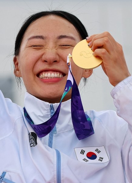 20일 일본 아이치현 안조 스포츠파크에서 열린 2026 아이치&middot;나고야 아시안게임 근대5종 여자 개인 결승에서 금메달을 차지한 대한민국 성승민이 금메달을 들고 활짝 웃고 있다. [사진=연합뉴스]