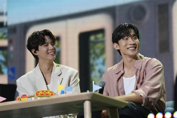 박보검이 요코하마 피아 아레나(PIA ARENA MM)에서 열린 단독 팬미팅 'PARK BO GUM 2025 FAN MEETING TOUR IN JAPAN [BE WITH YOU]'에서 무대를 선보이고 있다. [사진=더블랙레이블]